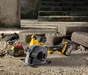 Black & Decker Μηχανή Φινιρίσματος 18V Λιθίου 28cm 1 x 2Ah STC1820PC